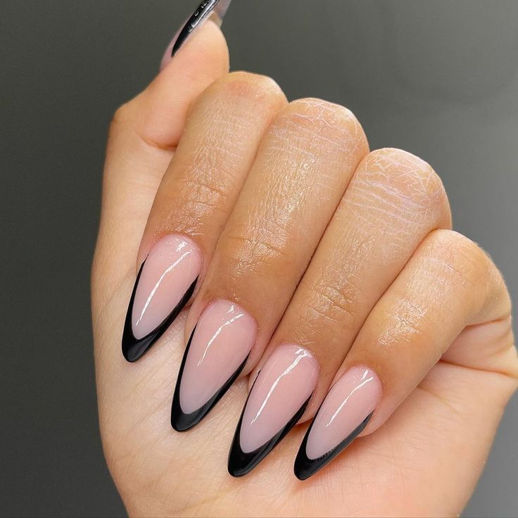 Unhas pretas decoradas com glitter