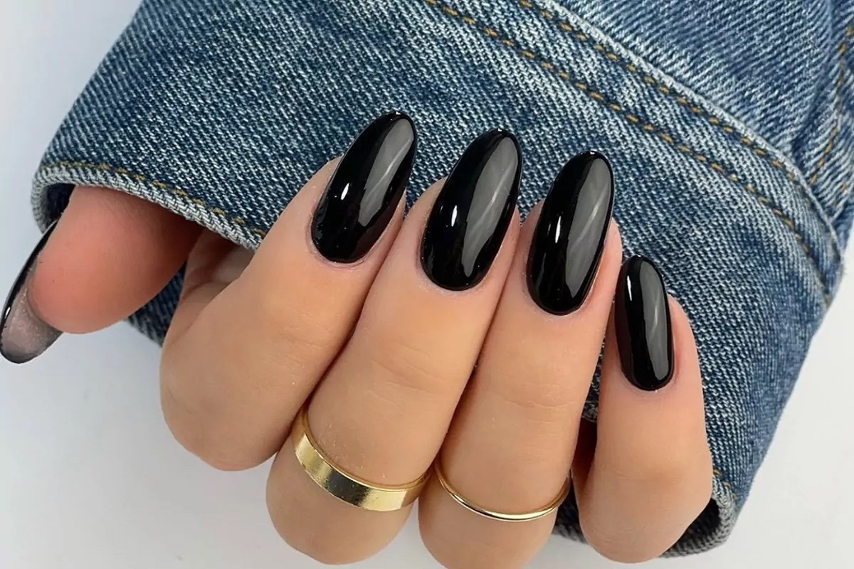 Unhas pretas decoradas com glitter