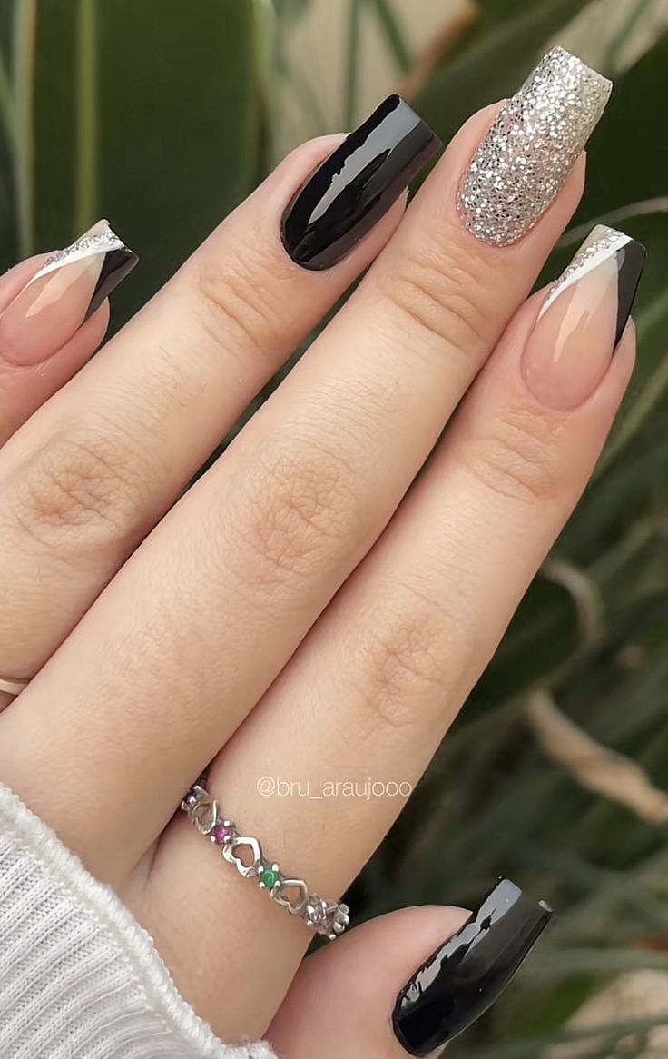 Unhas pretas decoradas com dourado