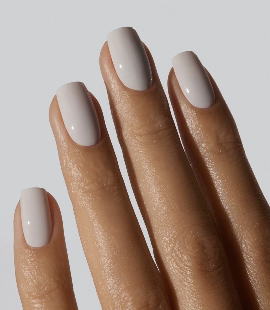 unhas quadradas e delicadas