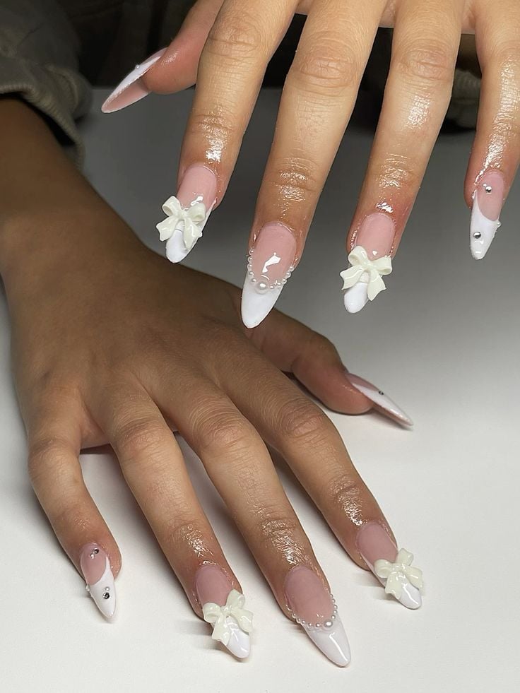 unhas com glitter discreto