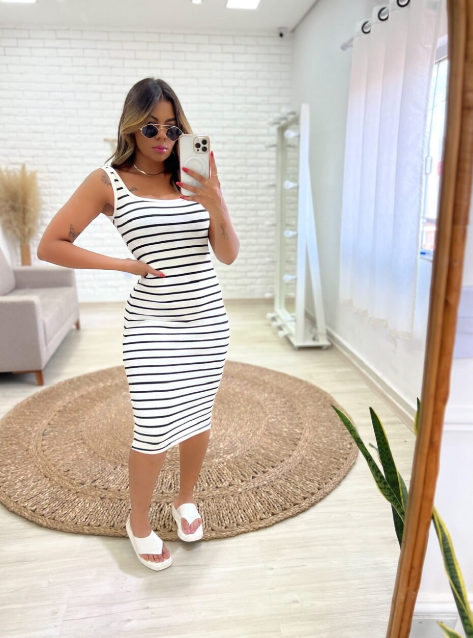 vestido listrado com tênis