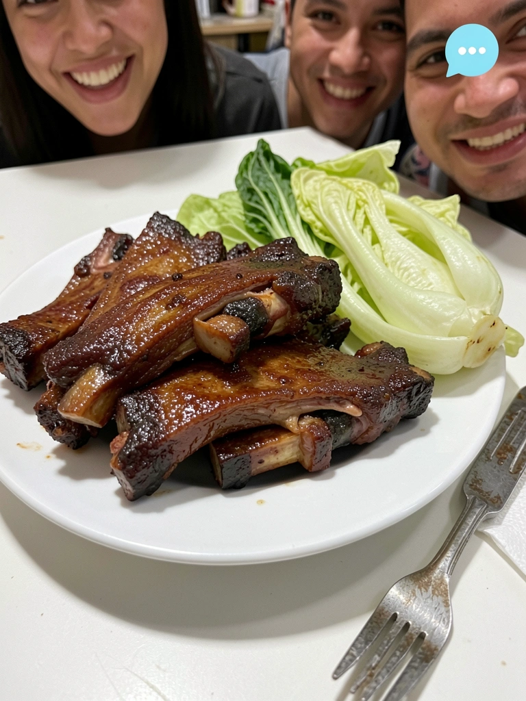 Ingredientes para tempero de costelinha sobre mesa de madeira: alho, limão, páprica, sal e pimenta ao lado da carne.