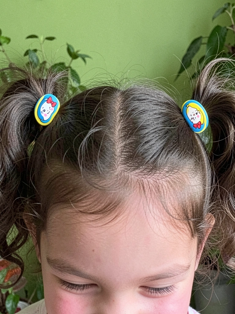Prendedores de cabelo, grampos e spray texturizador sobre uma penteadeira.