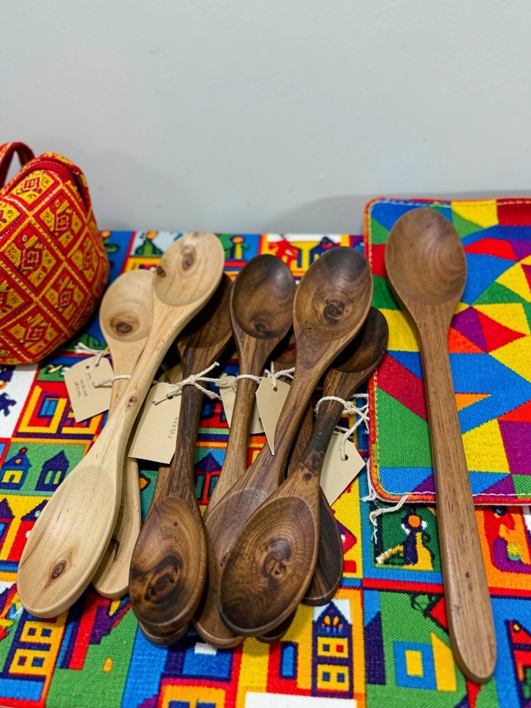 Duas garrafinhas decoradas lado a lado, uma com suco de uva e outra com água de coco.