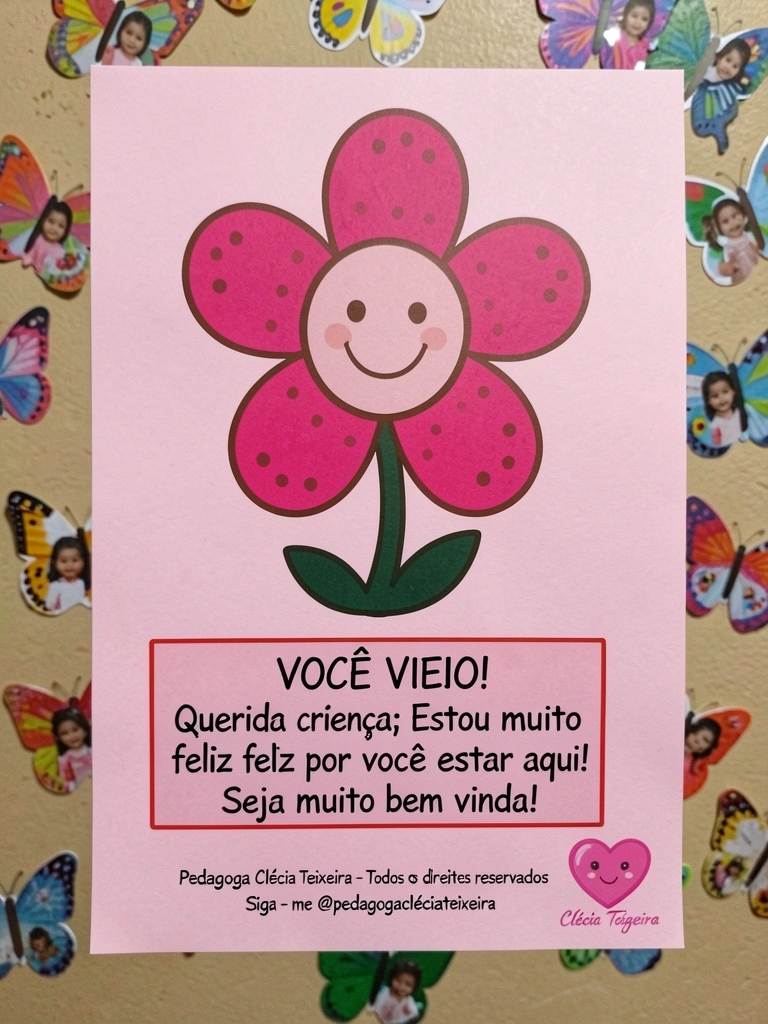 Mural com borboletas de papel, cada uma com foto de criança colada no centro.