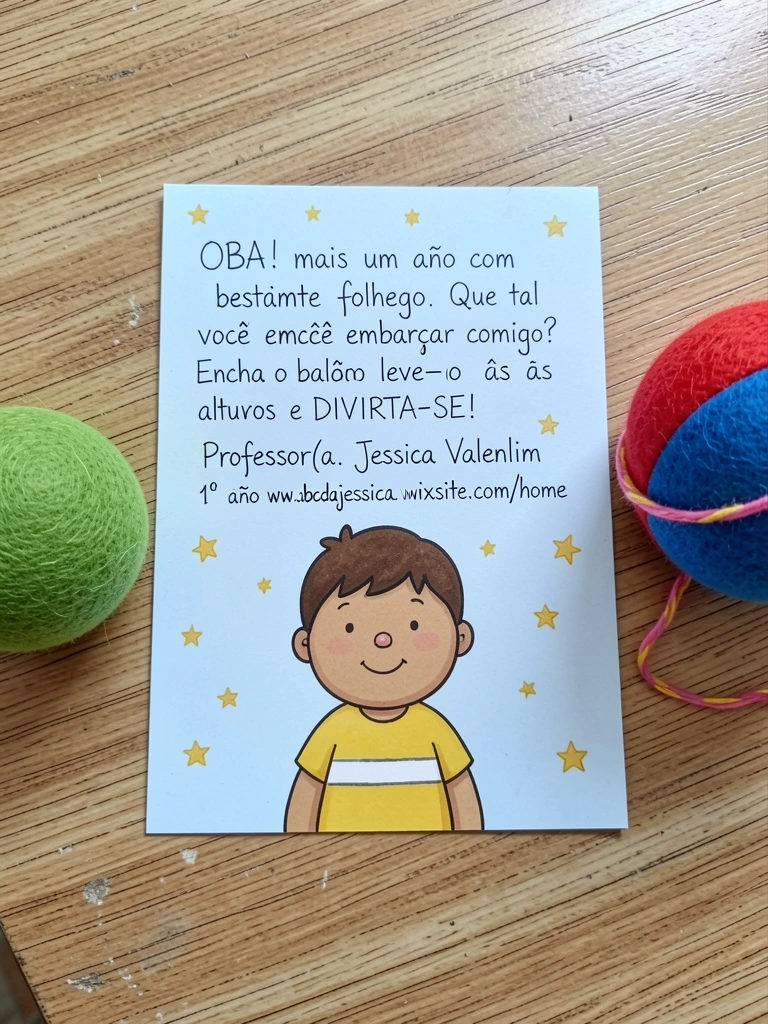 Lápis com cápsula de semente na ponta plantado em vaso com broto verde.