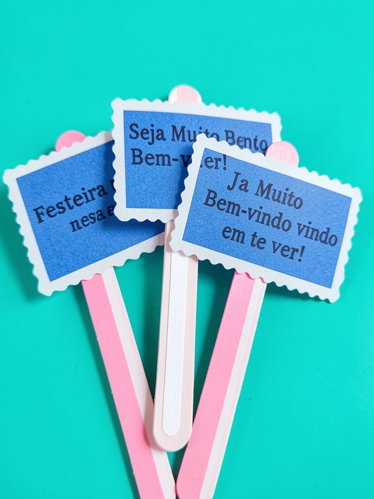 Maletinhas de papel kraft empilhadas sobre uma mesa de sala de aula, com bombons visíveis em seu interior.