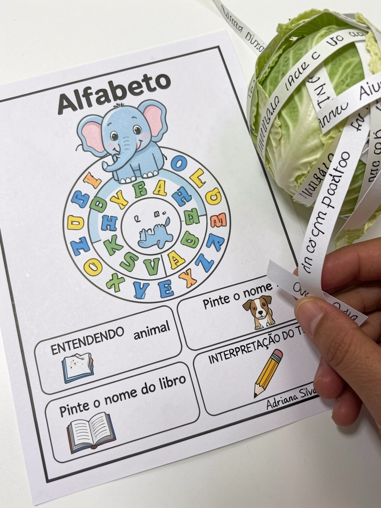 Repolho de papel aberto com tiras escritas e uma mão pegando uma das tiras.