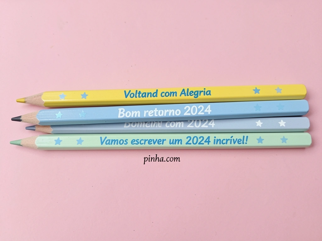 Dois adesivos retangulares lado a lado: um de vinil brilhante e outro de papel fosco.