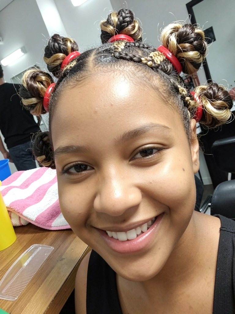 Grupo de pessoas dançando quadrilha em festa junina, mulheres com tranças e fitas coloridas nos cabelos.