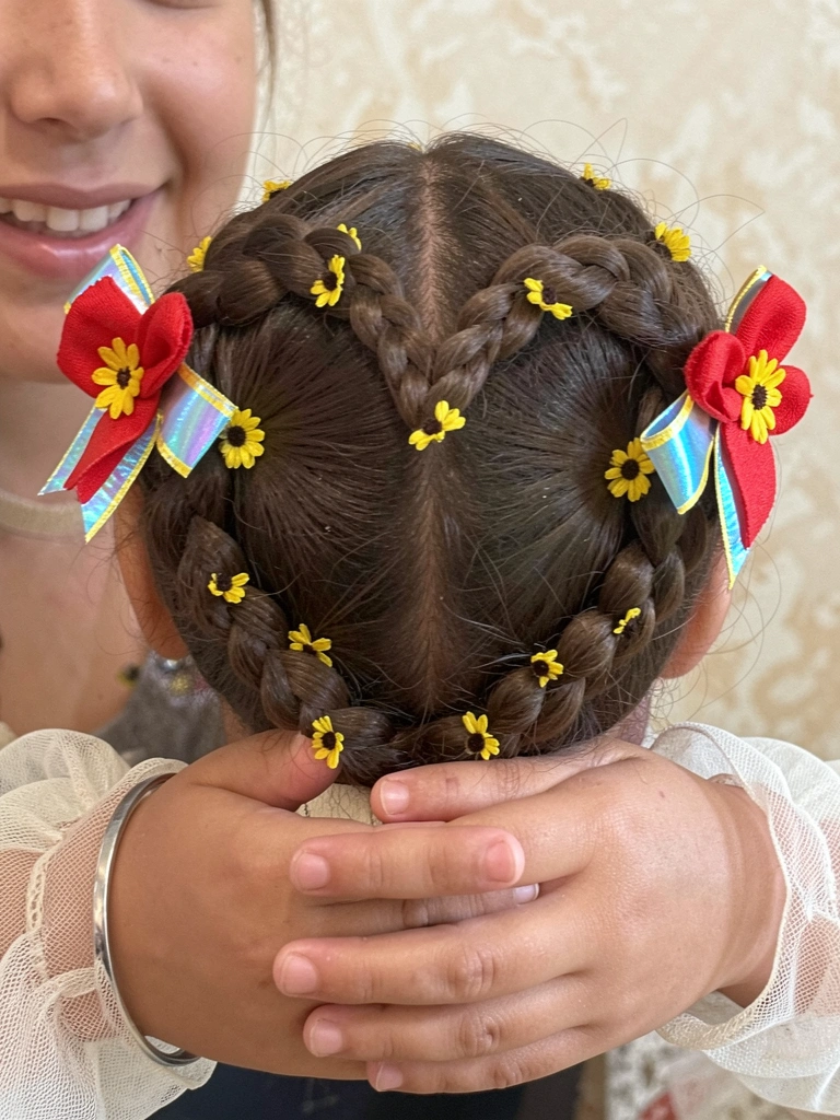 Sequência de três fotos mostrando cabelo preso em rabo de cavalo com elásticos ao longo do comprimento e bolhas puxadas.