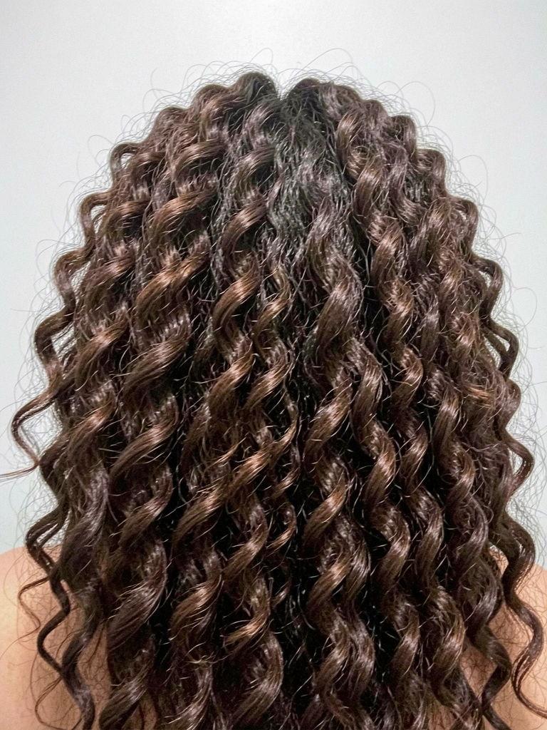 Quatro tipos de cabelo: liso, ondulado, cacheado e crespo, com cortes recomendados para cada um.