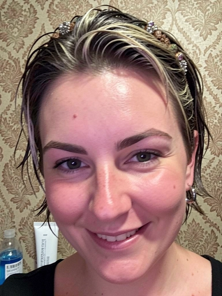 Cabelo curto com tiara e presilhas decorativas, iluminação suave destacando os acessórios.