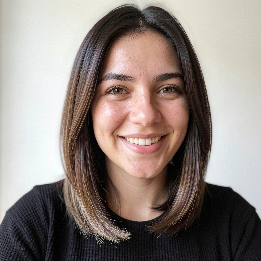 Modelo feminina com long bob repicado em cabelo liso, camadas suaves moldando o rosto.