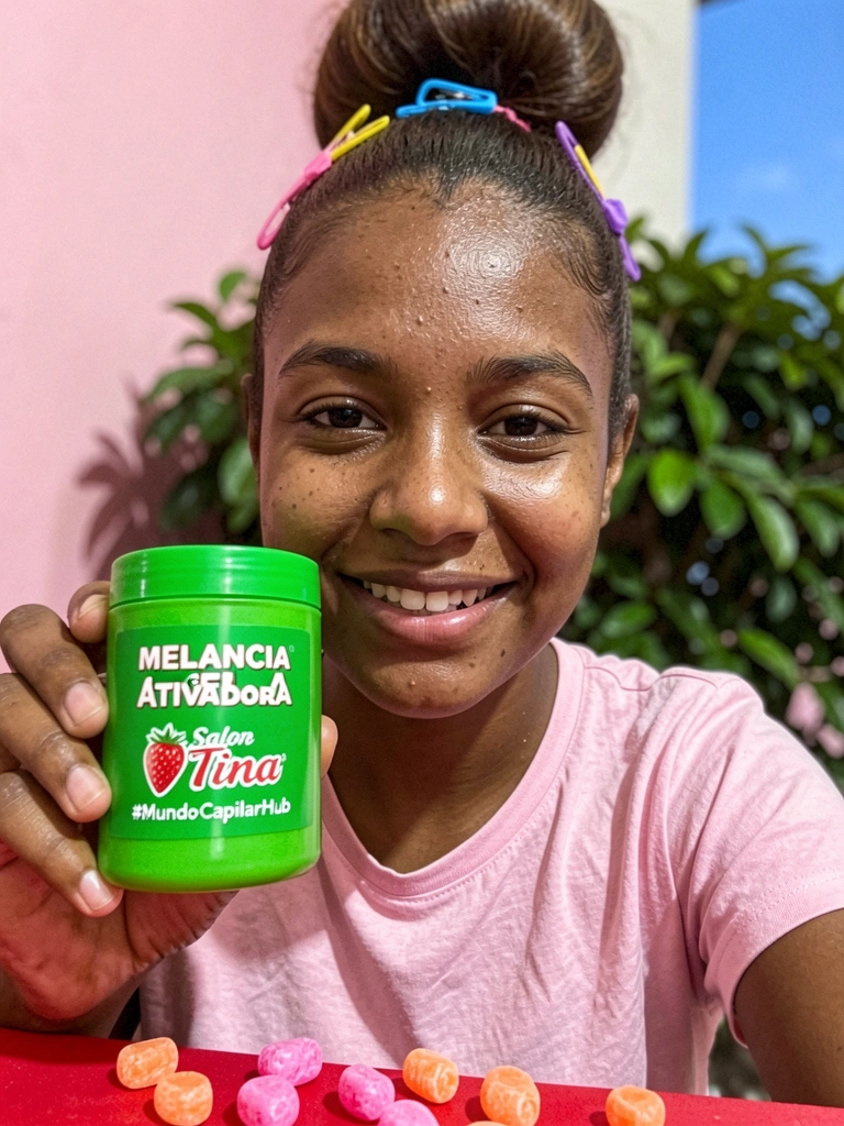 Mulher com cabelo cacheado preso em coque alto adornado com várias presilhas coloridas.