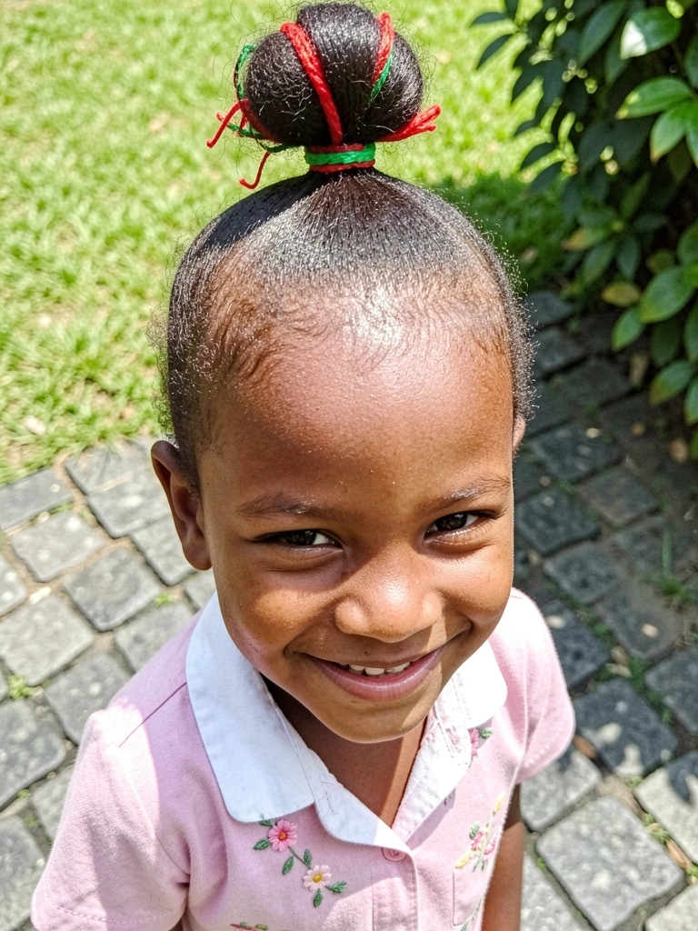 Menino com cabelo estilizado em topete nas cores vermelha e verde.