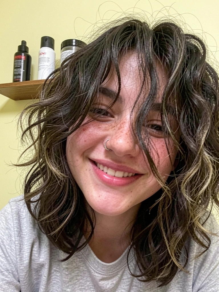Prateleira com spray texturizador, mousse e pomada para cabelo.