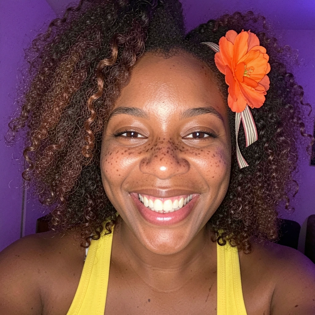 Cabelo cacheado curto com aspecto pesado e fios sem definição.