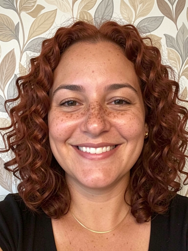 Corte long bob cacheado em rosto redondo, com laterais mais longas e franja leve.