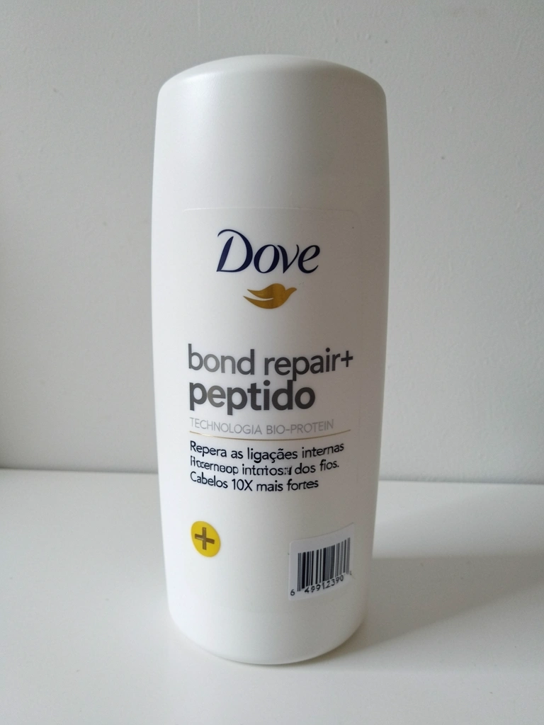 Embalagens dos produtos Dove Bond Intense Repair sobre fundo branco.