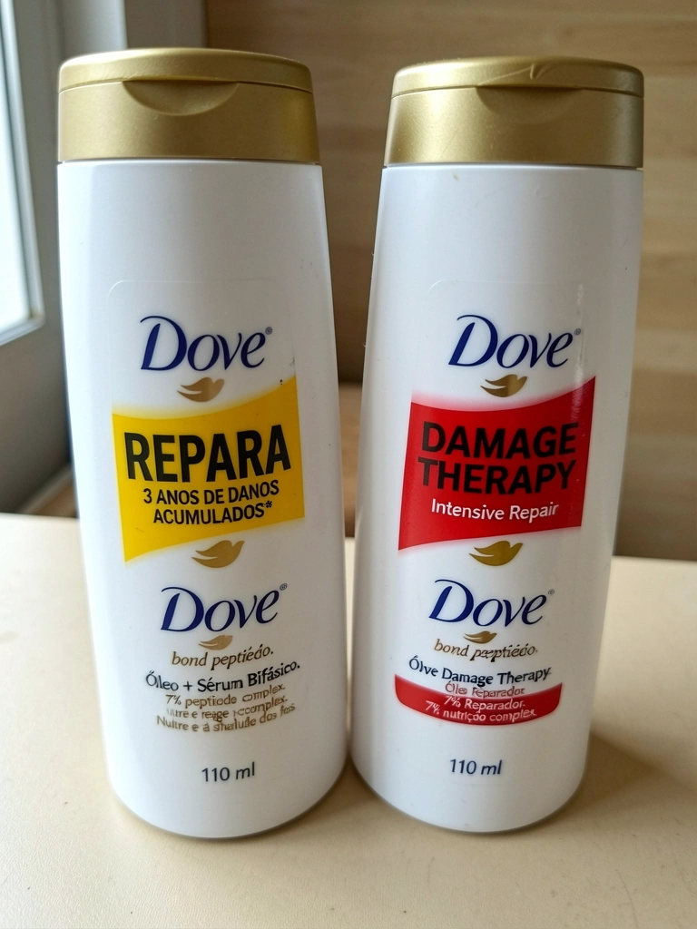 Duas embalagens de produtos Dove, Bond e Damage Therapy, lado a lado sobre superfície clara.